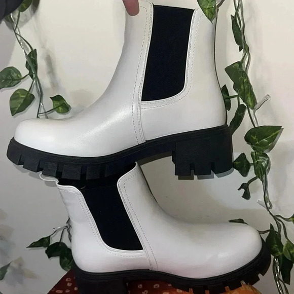 Charlotte Russe White Platform Lug Booties - Picture 4 of 4